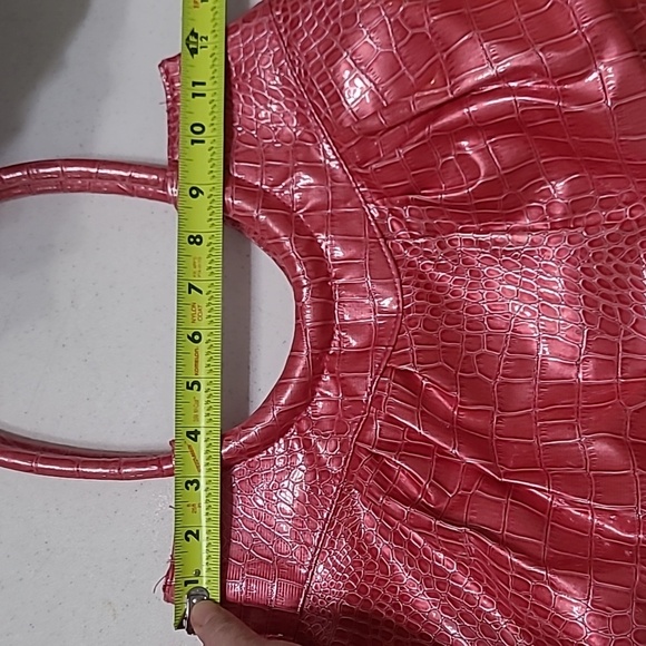 Elegant Pink Crocodile-Embossed Women's Bag - Picture 10 of 14
